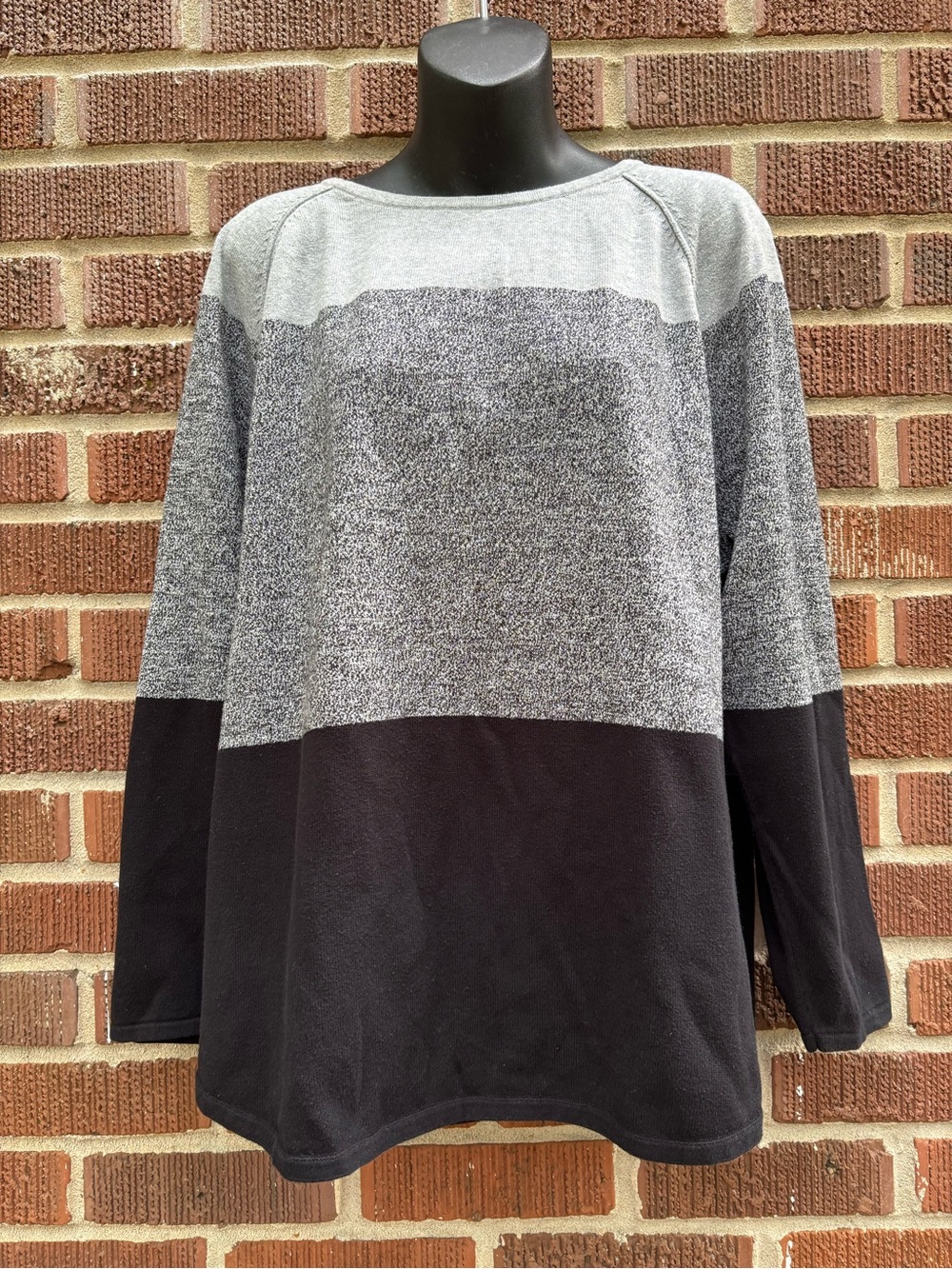 Karen Scott women Sz XL Gray black Colorblock Curved Hem Long Sleeve Sweater top